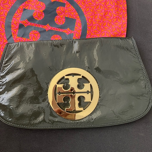 Authentic Tory Burch Patent Leather Reva Clutch - Picture 2 of 8